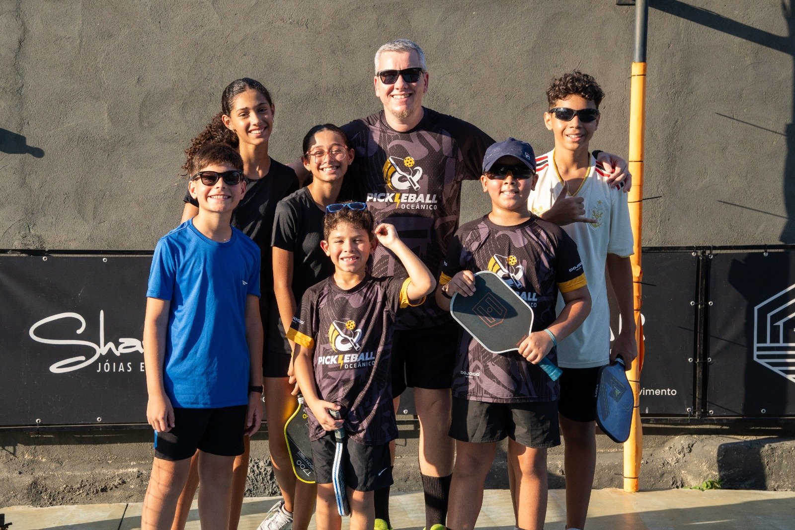 Crianças jogando pickleball