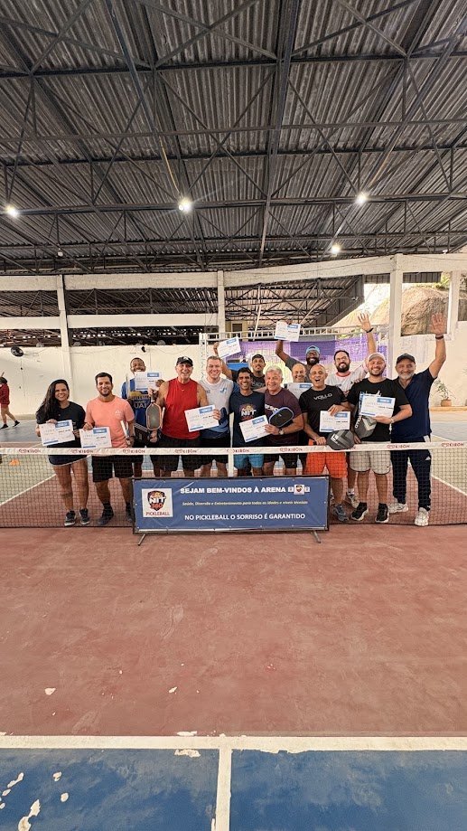 Turma de treinadores com os certificados na quadra