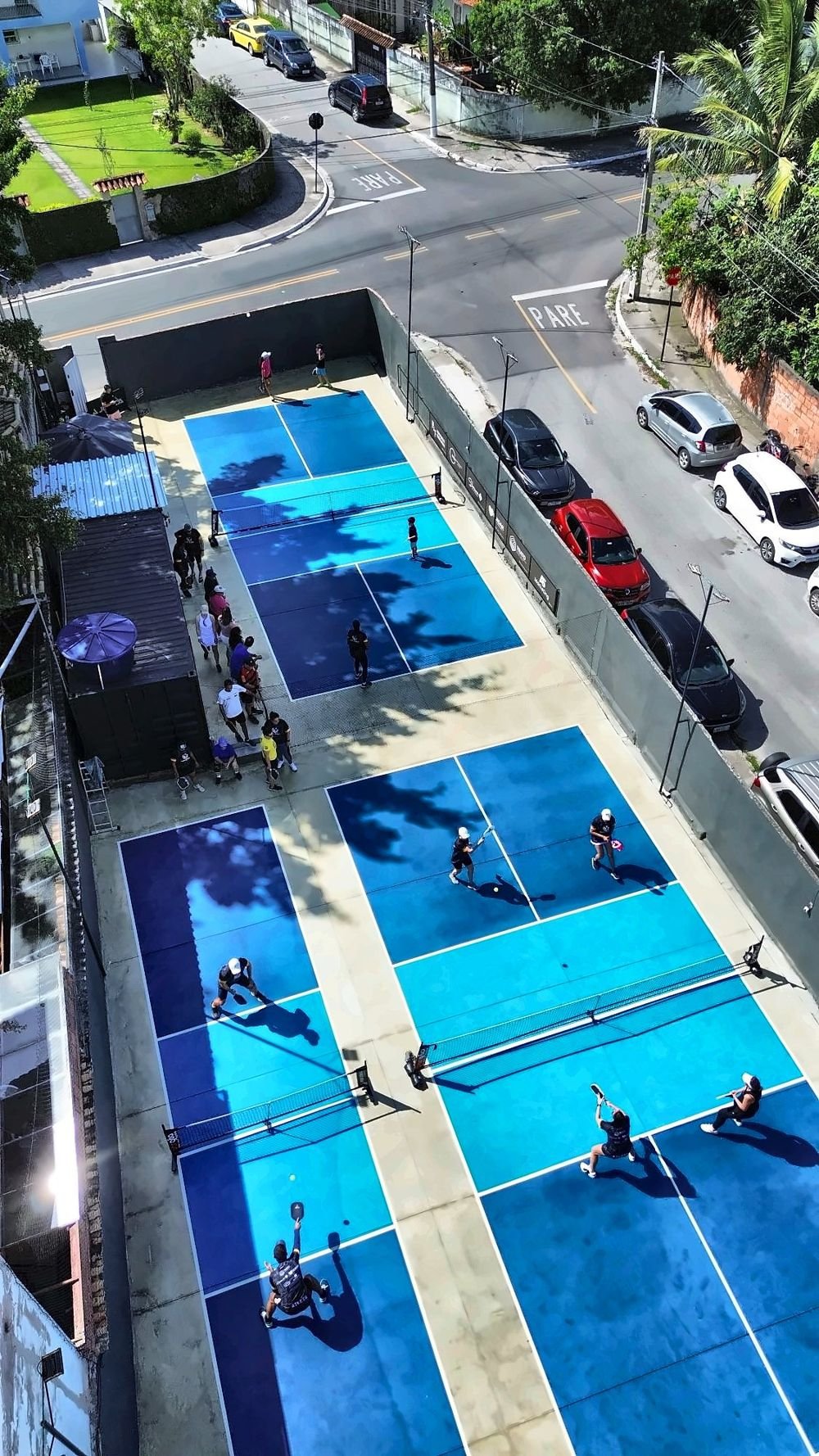 Vista aérea das quadras da PKB Academy com jogos acontecendo